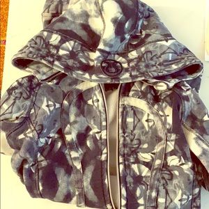 Lululemon black and white zip up w/thumb holes